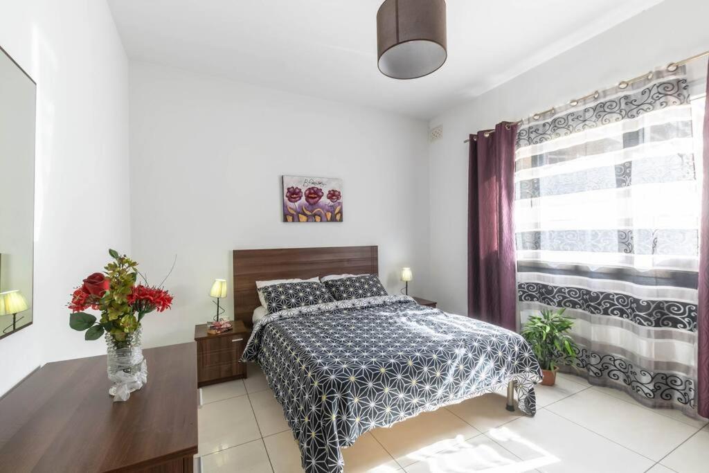 Modern Apt. Close To The Square セント・ポールズ・ベイ エクステリア 写真