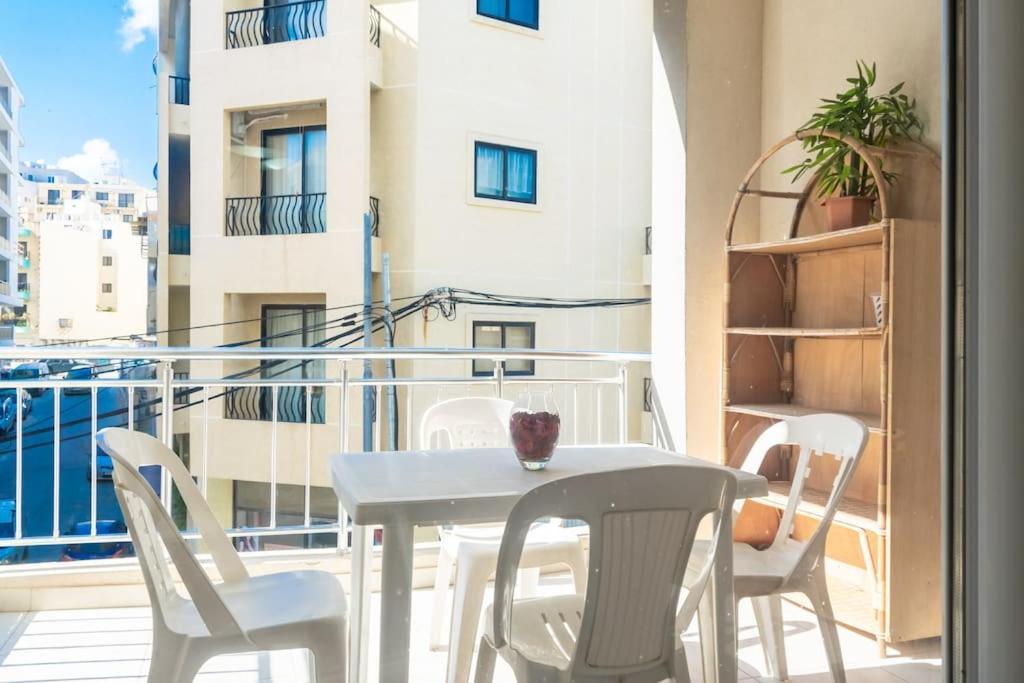 Modern Apt. Close To The Square セント・ポールズ・ベイ エクステリア 写真