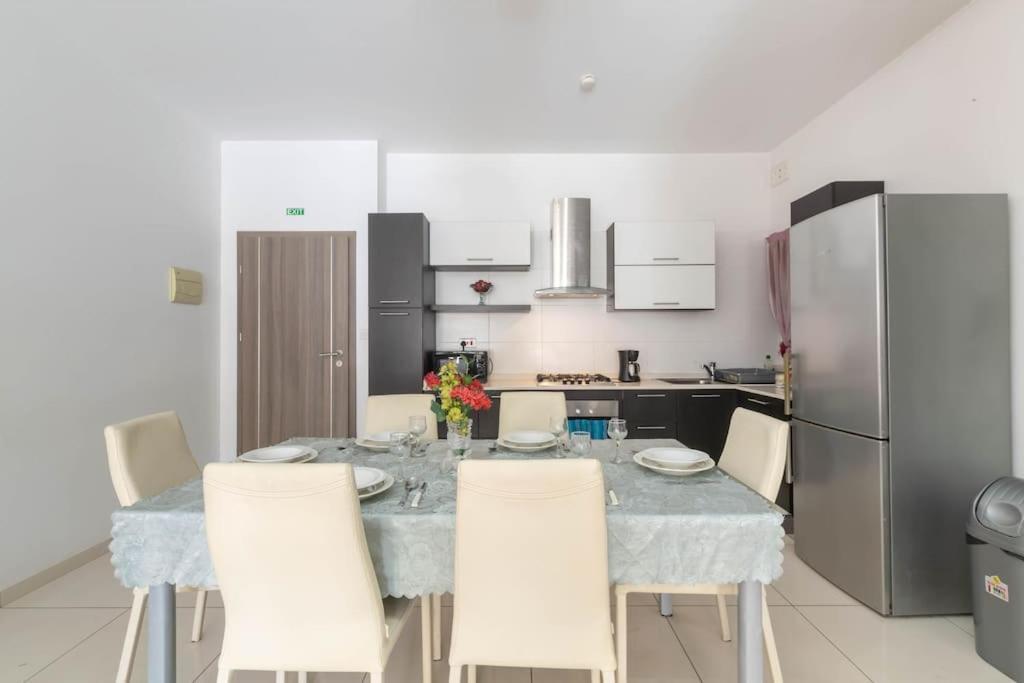 Modern Apt. Close To The Square セント・ポールズ・ベイ エクステリア 写真